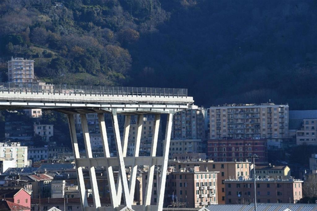 Un moncone del ponte Morandi a Genova (Ansa)