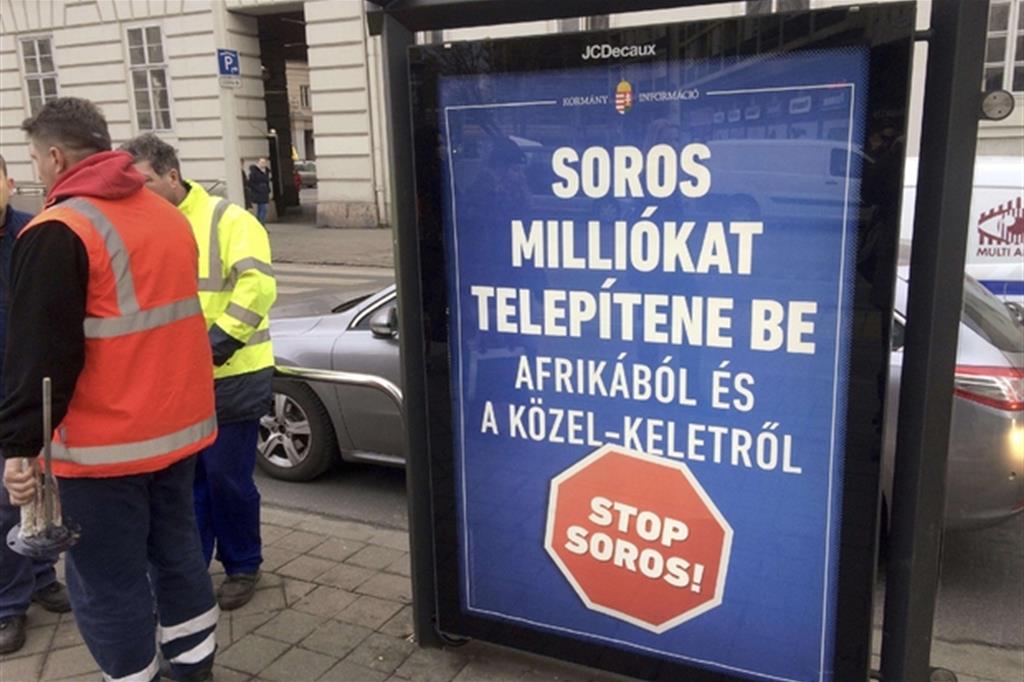Budapest. Manifesto contro Soros, accusato di volere invadere l'Ungheria con i migranti (Ansa)