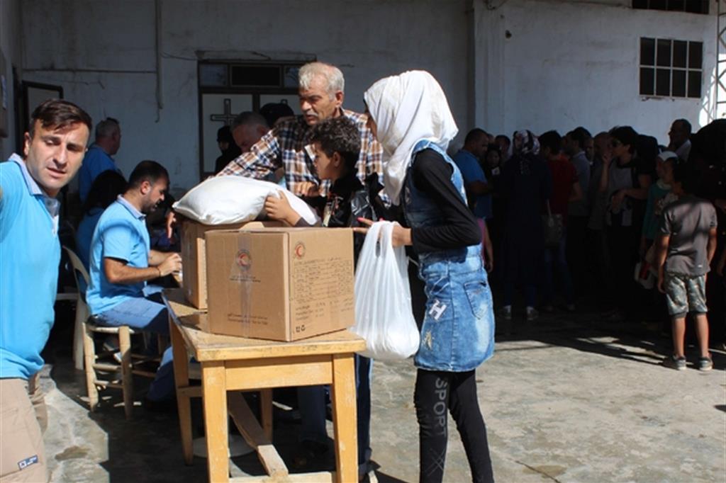 Una distribuzione di viveri nella sede dei maristi di Aleppo