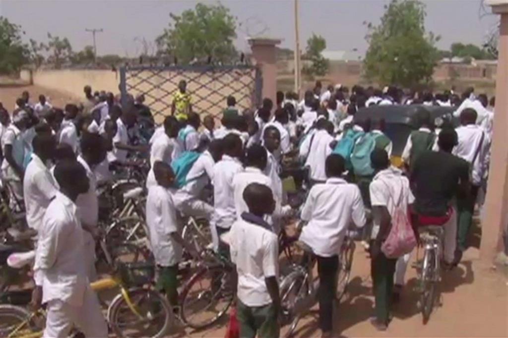 La folla davanti al Technical College di Dapchi, nello Yobe, dove 110 liceali sono sate rapitre da Boko Haram il 19 febbraio scorso (Ansa)