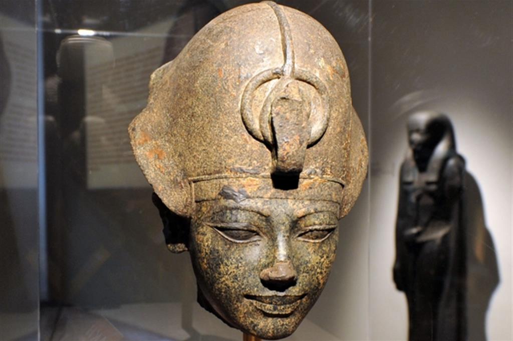 Una testa del faraone egizio Ekhnaton esposta nel 2009 a Torino