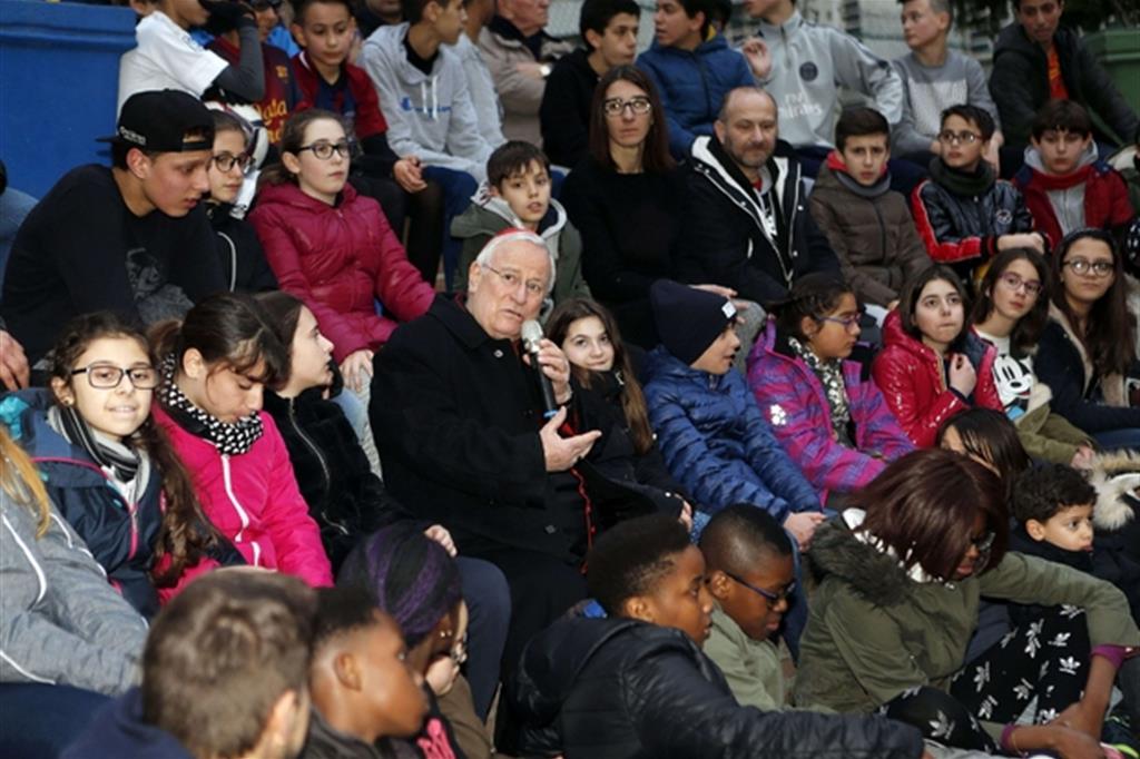 Il cardinale Gualtiero Bassetti, presidente della Cei con i ragazzi dell'Oratorio Valdocco a Torino (Pasquale Juzzolino, archivio)