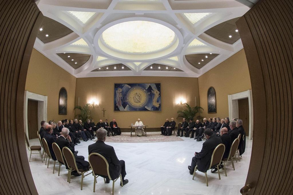 L'incontro del Papa con i vescovi cileni del 15 maggio 2018 (Ansa)