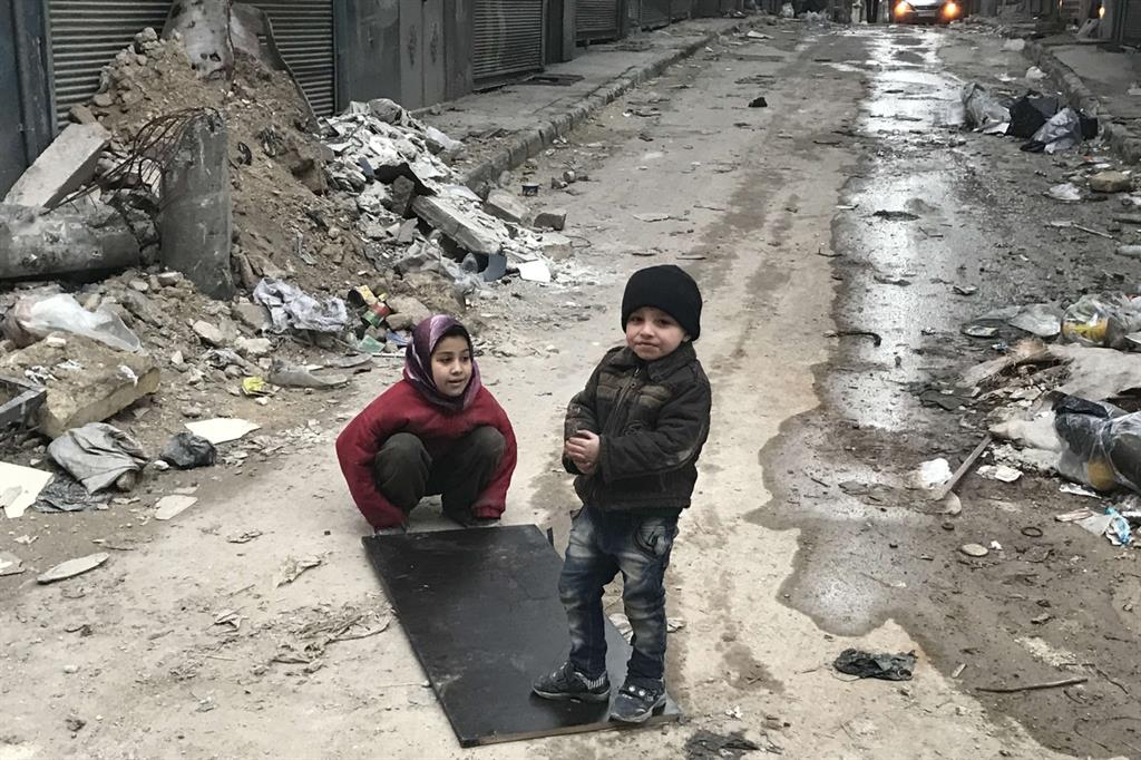 Bimbi giocano tra le macerie di Aleppo