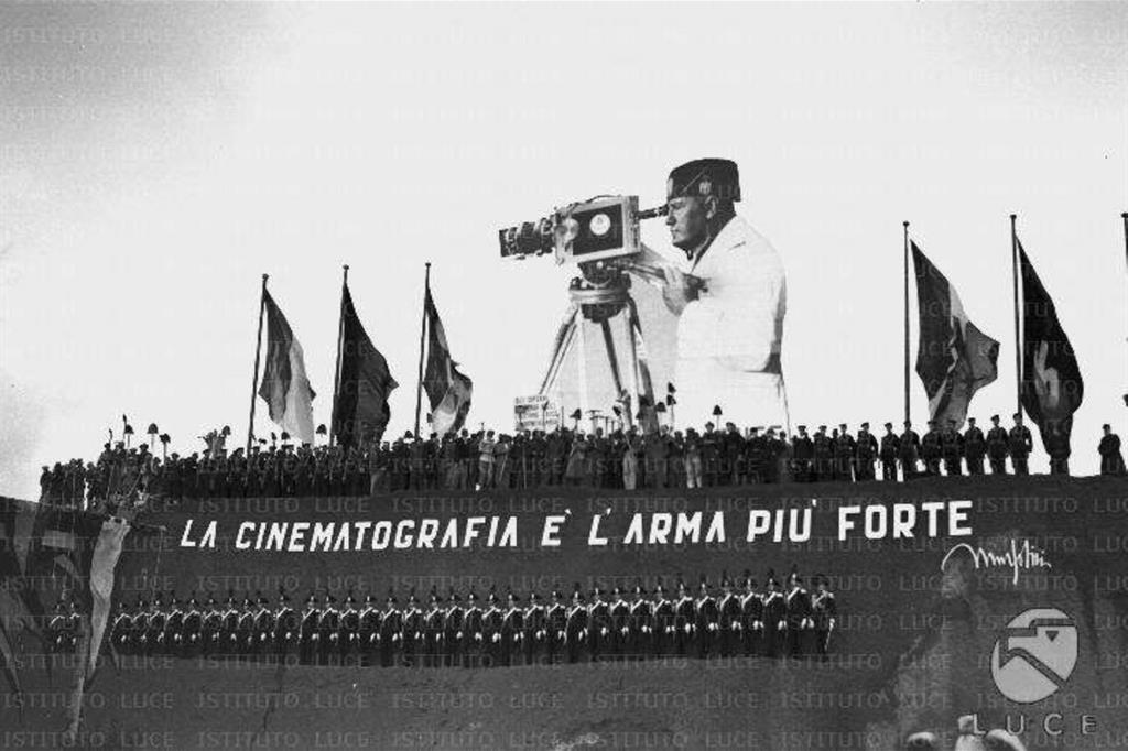 L'apparato scenografico, con gigantografia di Mussolini e scritta propagandistica, allestito per la cerimonia di fondazione della nuova sede dell'Istituto Luce, nel 1937 (Istituto Luce)