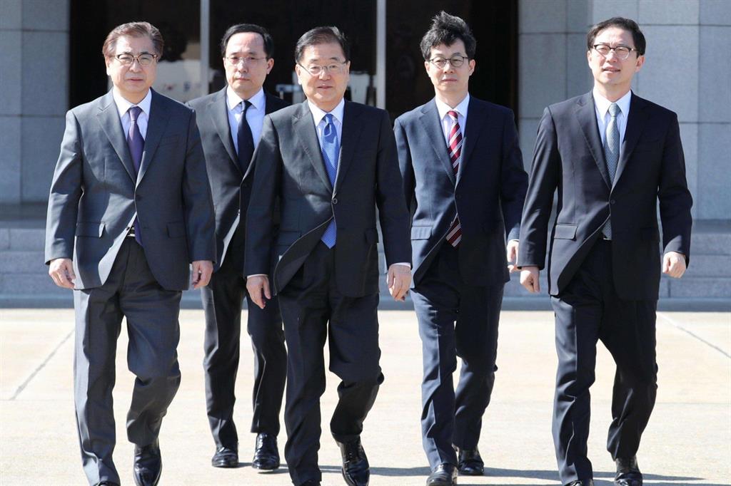 La delegazione sudcoreana alla partenza per Pyongyang (Ansa)