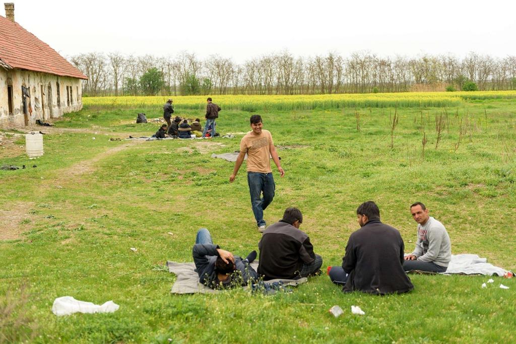 Nelle fattorie abbandonate i profughi aspettano di incontrare i trafficanti