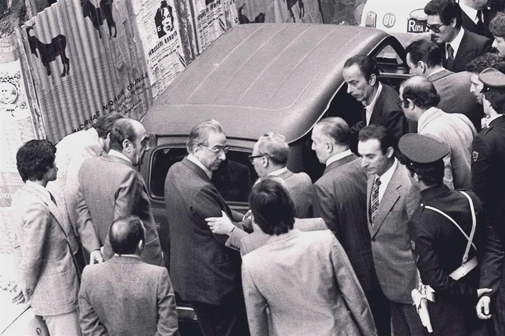9 maggio 1978: Francesco Cossiga in via Caetani davanti alla R4 con il corpo di Moro (Ansa)