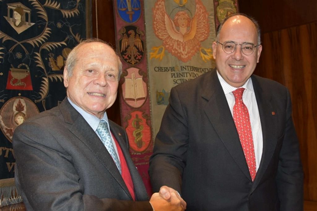 La stretta di mano tra il presidente del Cnel, Tiziano Treu, e il rettore della Sapienza, Eugenio Gaudio