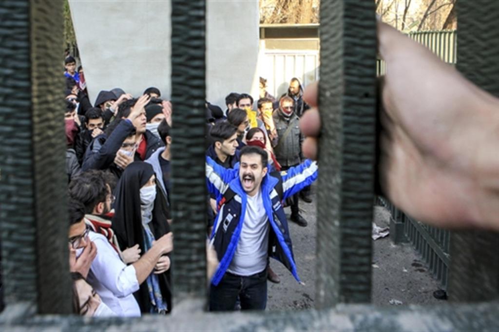 Le proteste all'università di Teheran nella foto Ansa datata 30 dicembre 2017