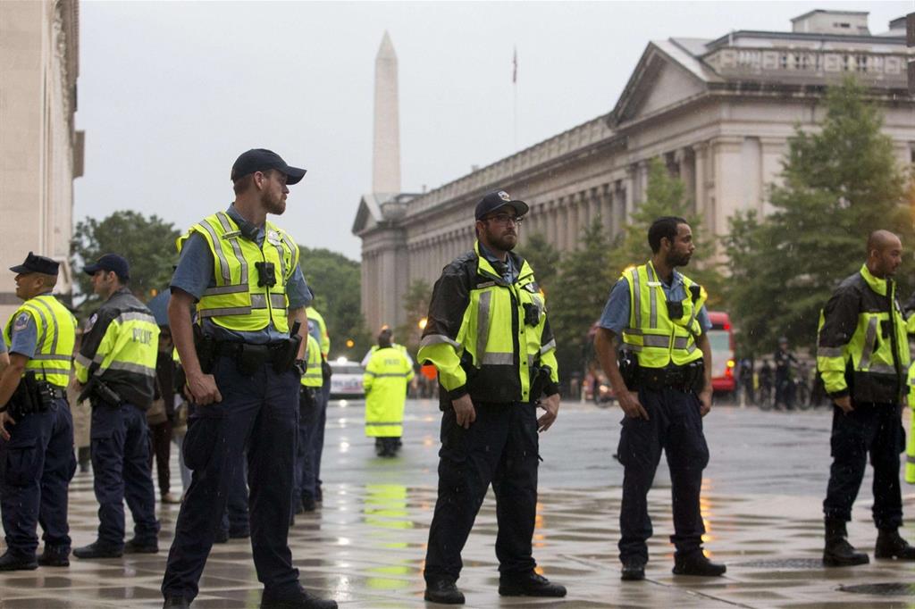 Washington:Polizia controlla le strade occupate dai nazionalisti bianchi, Ansa
