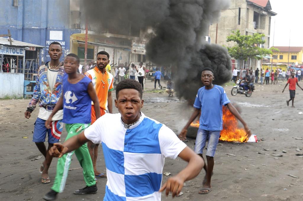 Giovani durante le proteste contro il presidente Kabila a Kinshasa. In Congo la tensione è sempre altissima (Ansa)