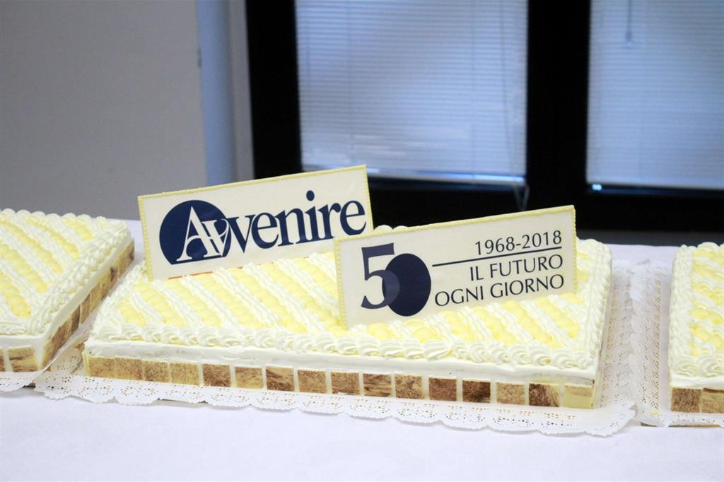 La torta per il 50esimo di Avvenire (Fotogramma)