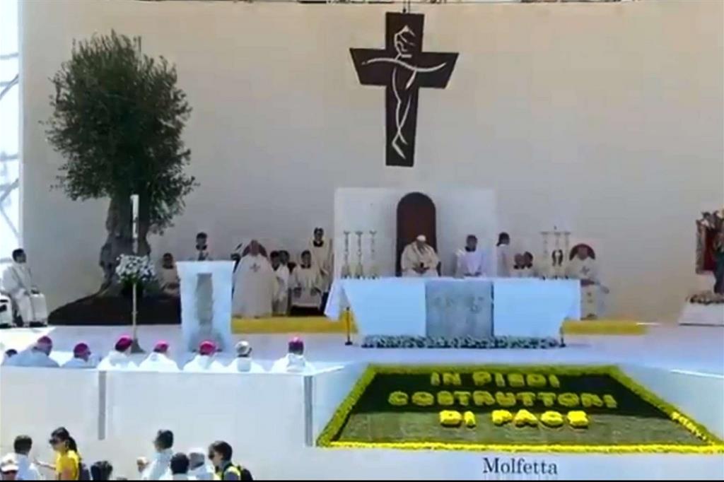 La celebrazione della Messa sul porto di Molfetta (fermo immagine da Vatican News)