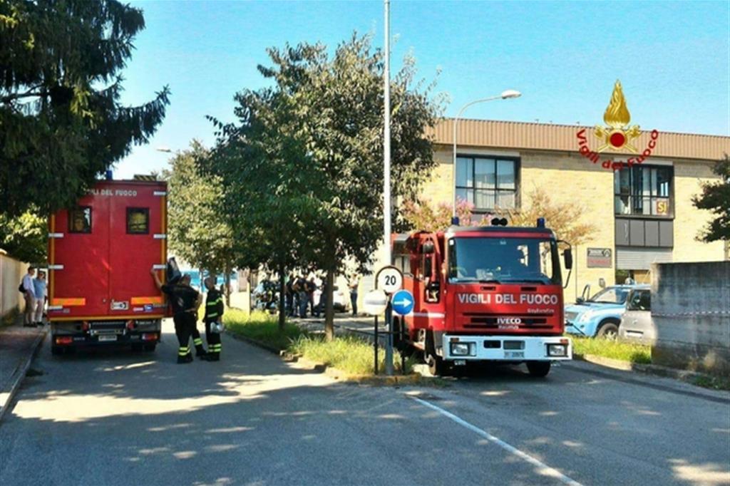 Vigili del fuoco sul luogo dell'attentato contro la sede della Lega a Treviso (Ansa)