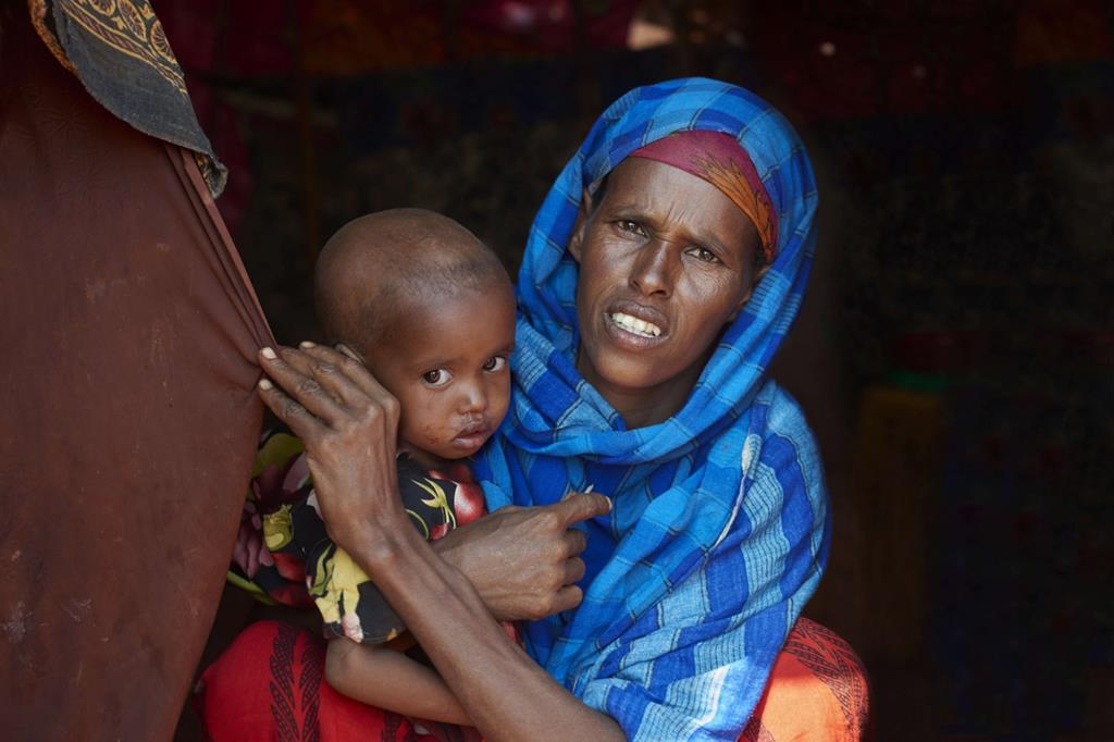 Etiopia, un bimbo con la mamma (Tina Hillier) - 