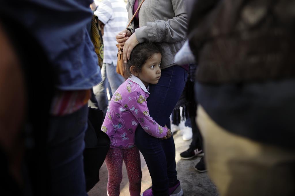 Una bimba attende con la madre di entrare negli Usa da Tijuana, Messico (Ansa,13 giugno 2018)