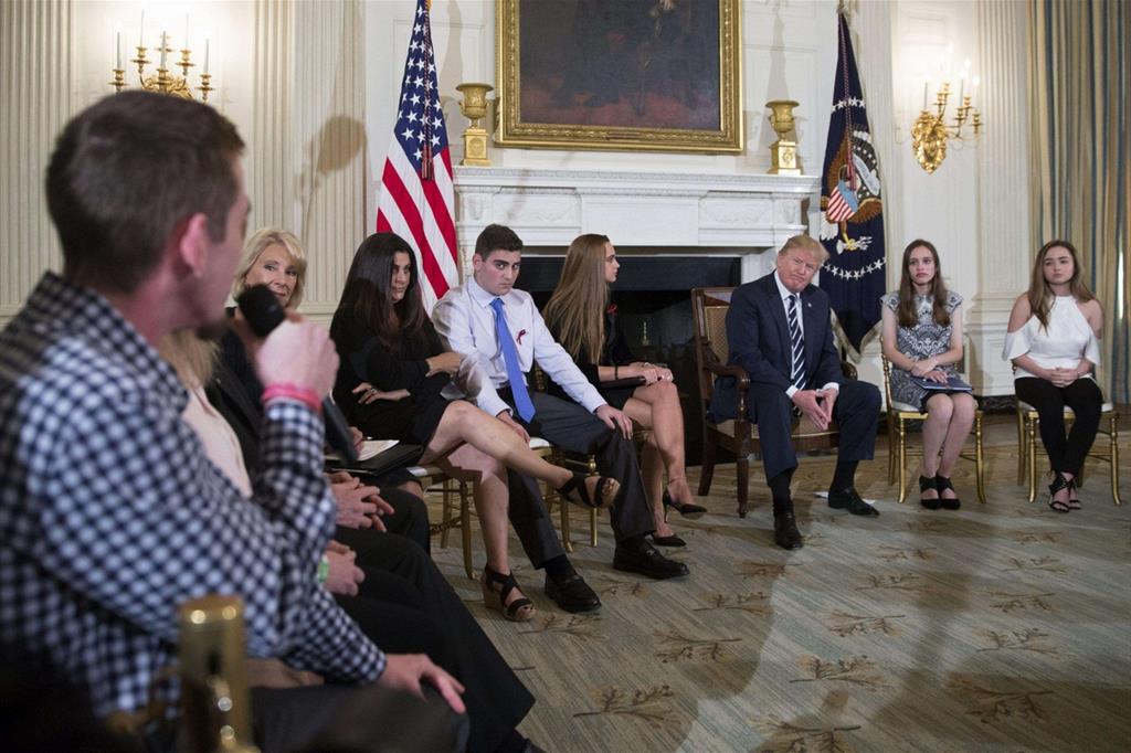 L'incontro alla Casa Bianca tra il presidente Trump e un gruppo di genitori e studenti della scuola della Florida teatro della strage (Ansa)