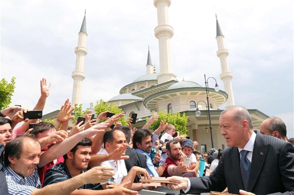 Il presidente turco Erdogan saluta alcuni sostenitori (Ansa)