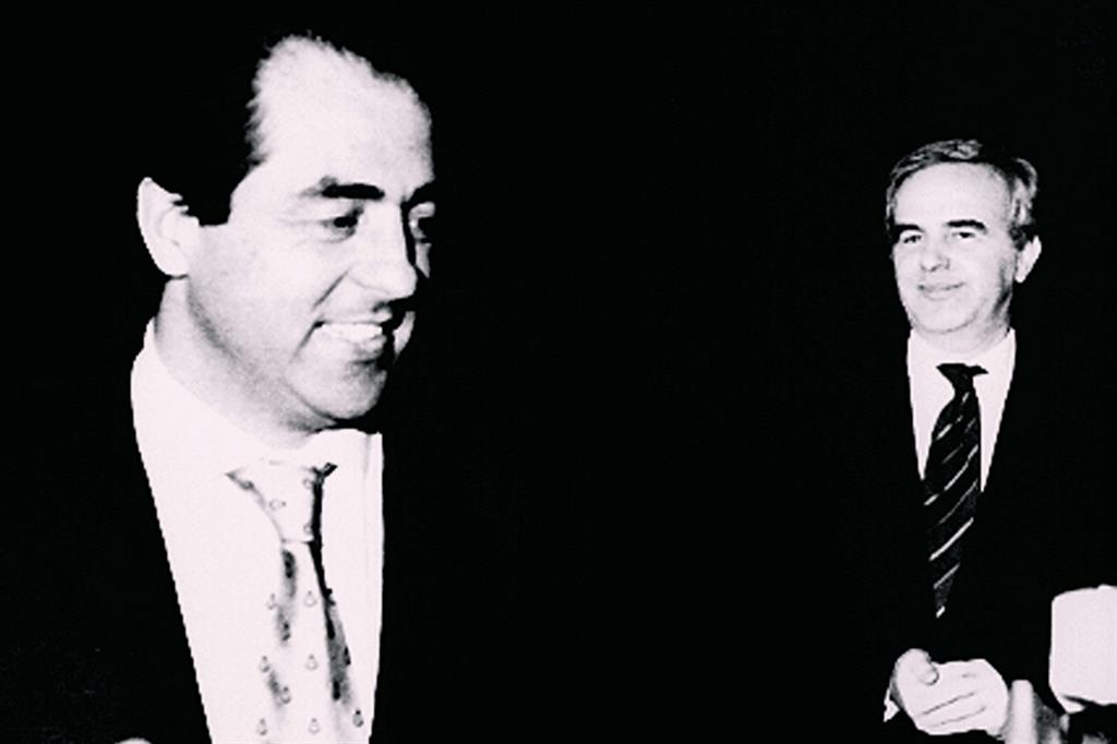 Antonio Di Pietro, a sinistra, e Mario Chiesa, a destra, nel novembre 1992 (Ansa)