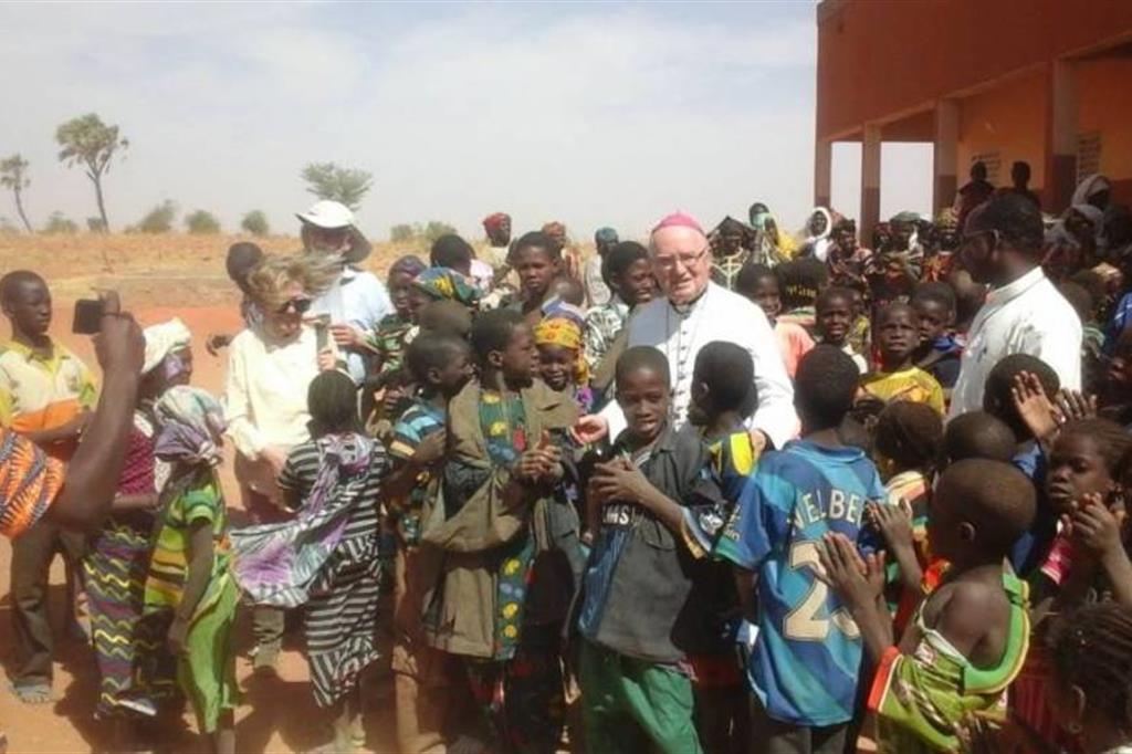 Monsignor Debernardi durante una delle sue visite in Burkina Faso quando era vescovo di Pinerolo