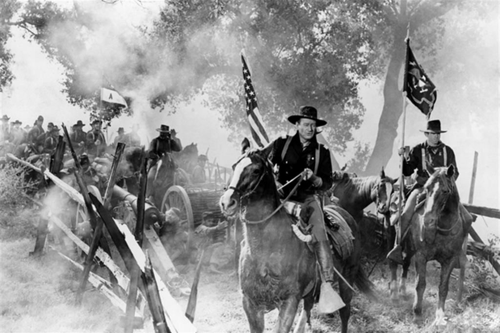 Una delle scene finali del film “Soldati a cavallo” di John Ford, con John Wayne