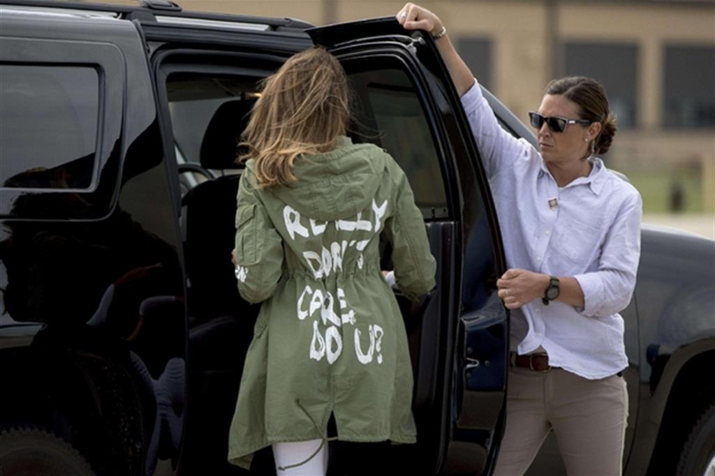 La scritta sul giaccone indossato dalla Fisl lady tra i bimbi separti in texas ha destato polemiche (Ansa)