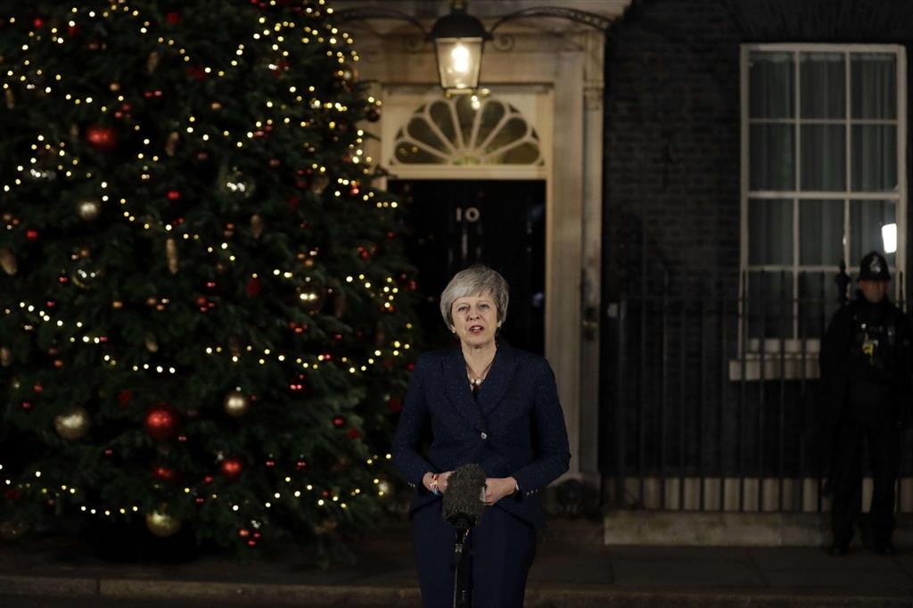 La premier britannica Theresa May davanti alla sua residenza di Downing Street a Londra (Ansa)