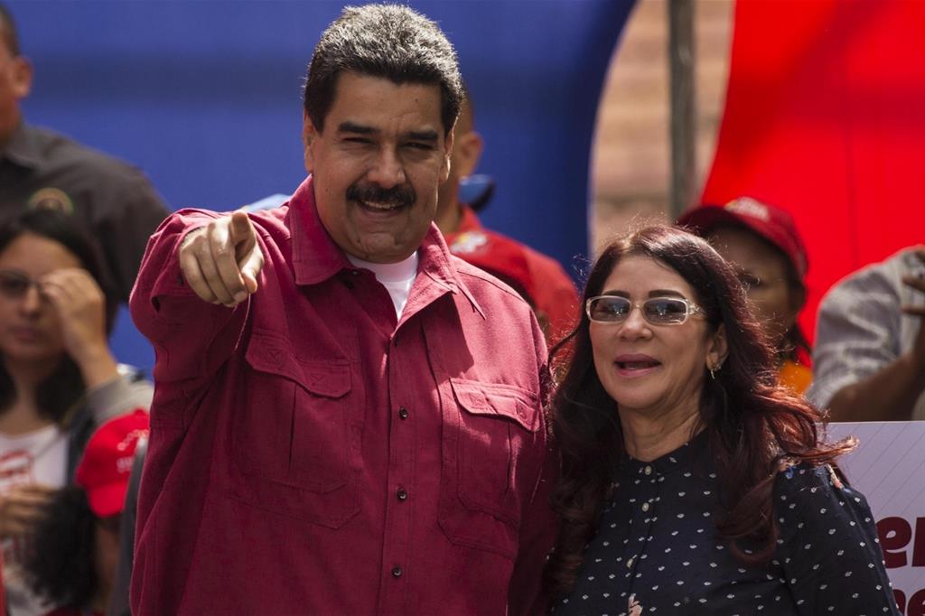 Il leader venezuelano Nicolás Maduro con la moglie, Cilia Flores (Ansa)