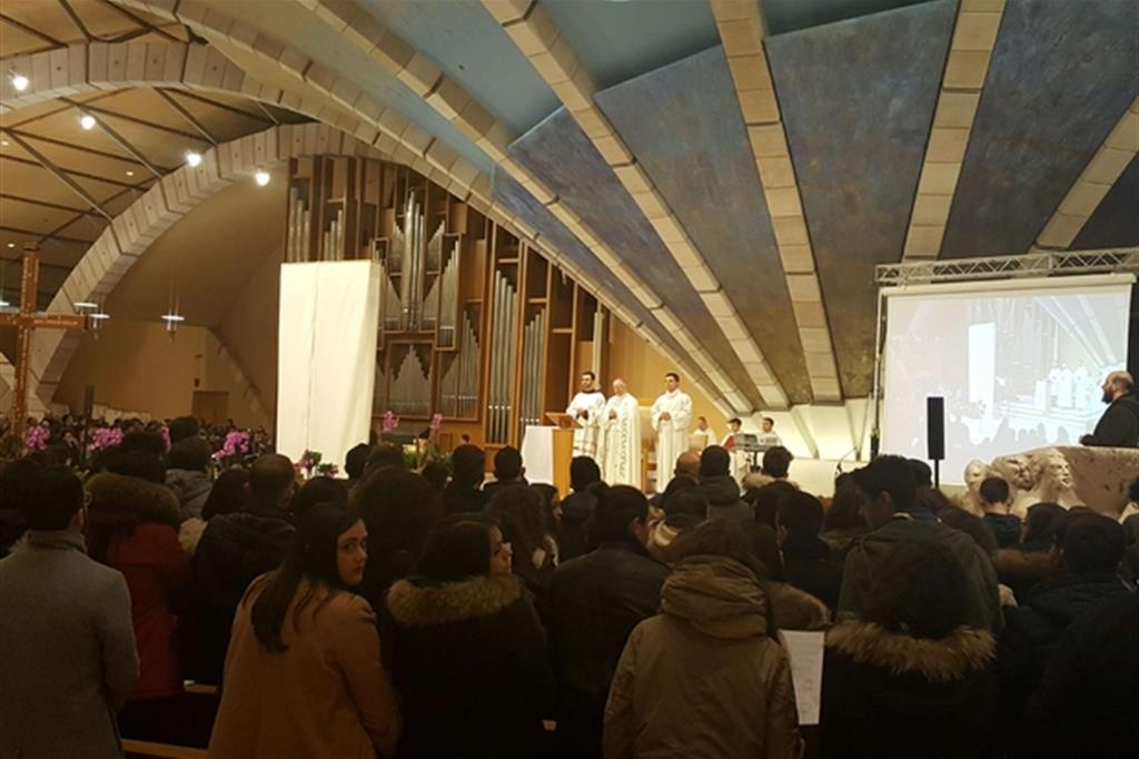 Un momento della veglia dei giovani nella chiesa di San Pio