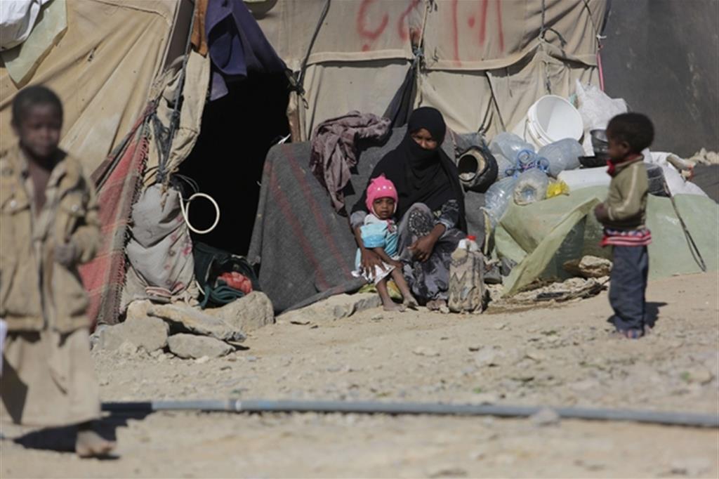 Fatima e i suoi figli, Huth camp (Mohammed Al-Mekhlafi) - 