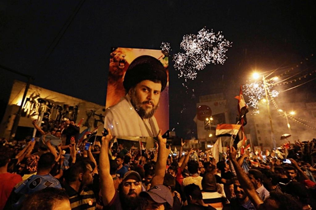 L'esultanza a Baghdad dei sostenitori di Moqtada al-Sadr (Ansa)
