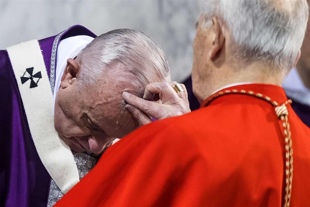 Il Papa riceve le Ceneri (Ansa)