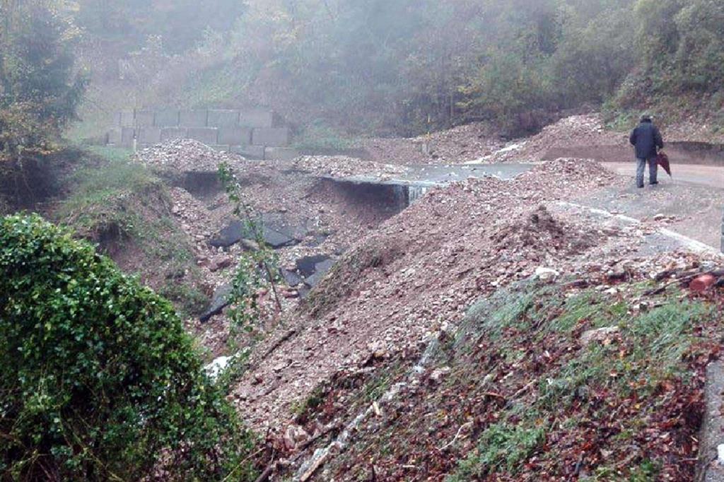 I danni causati dal forte maltempo dei giorni scorsi nel Bellunese (Ansa)