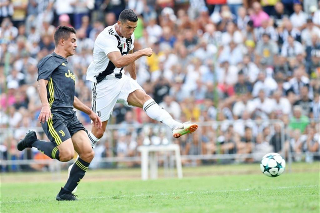 Cristiano Ronaldo in azione nell’amichevole di allenamento contro la Juventus B a Villar Perosa (Ansa/A.Di Marco)