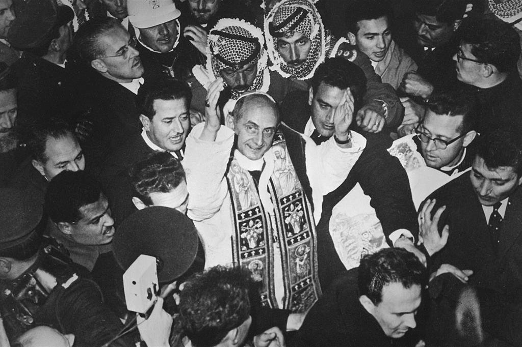 Gerusalemme: Paolo VI sulla Via Dolorosa, durante lo storico pellegrinaggio in Terra Santa del 4-6 gennaio 1964