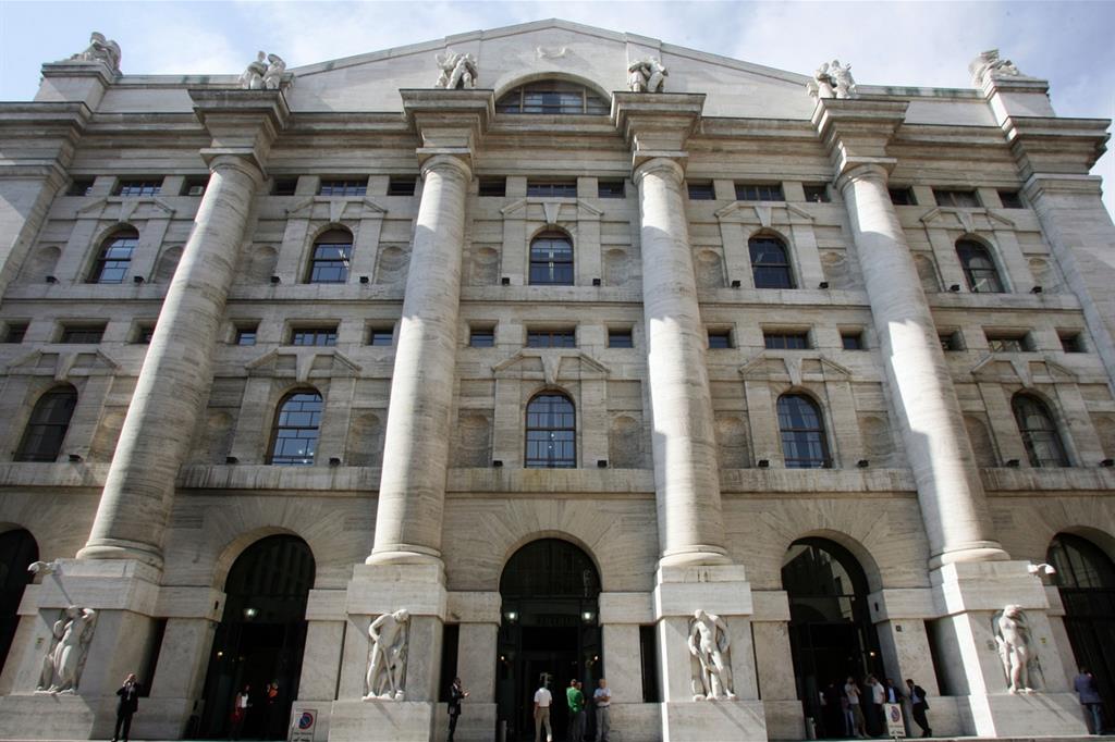 Palazzo Mezzanotte, in Piazza Affari, sede della Borsa di Milano (Ansa)