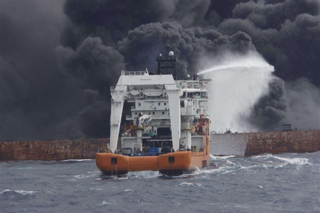 Affondata petroliera iraniana, chiazza di un km quadrato