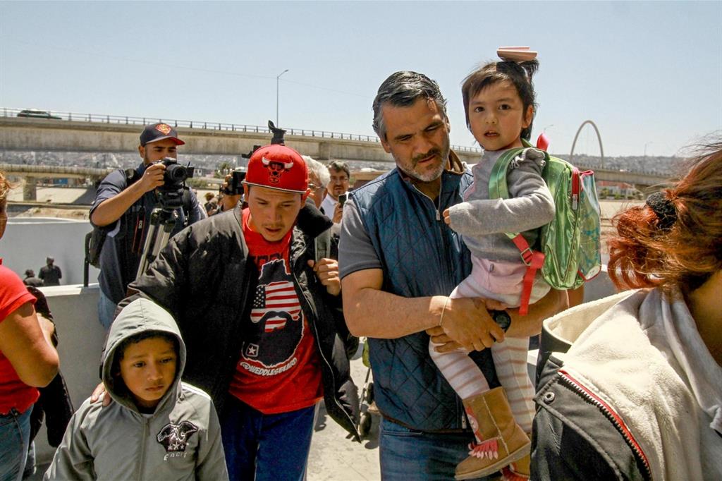 Migranti al confine tra Messico e Stati Uniti (Ansa)