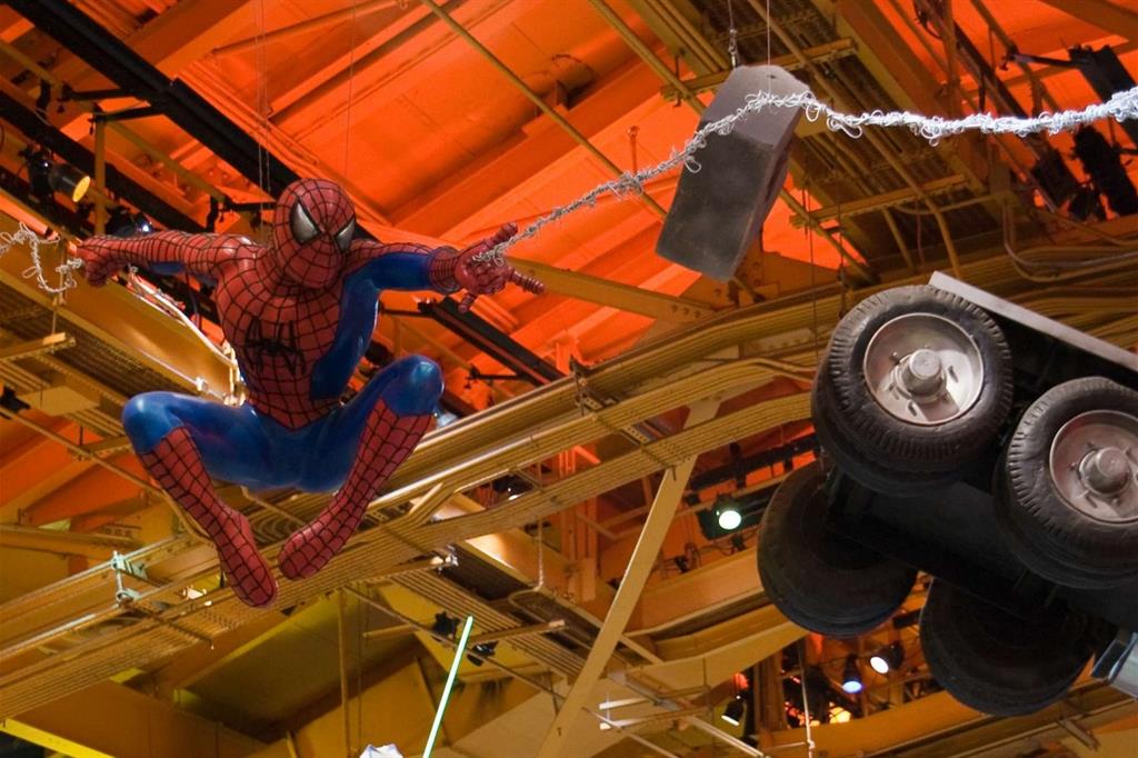 Uno spettacolare Spiderman nel negozio di Toys "R" Us su Times Square, a Manhattan (Alonso Javier Torres, https://flic.kr/p/6SH6XT)