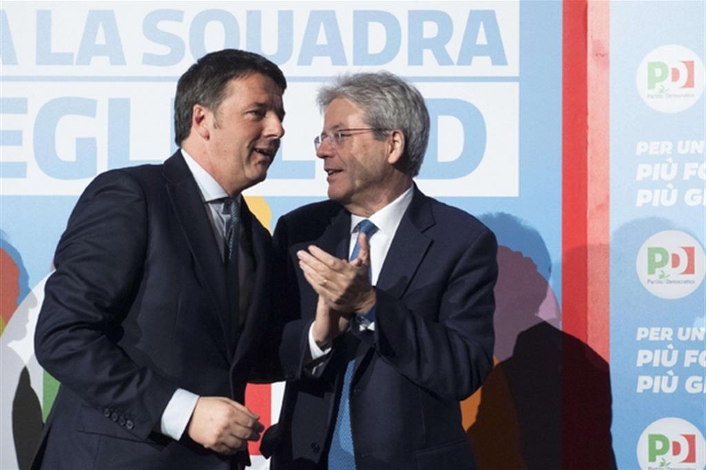 Matteo Renzi e Paolo Gentiloni insieme sul palco (Ansa)