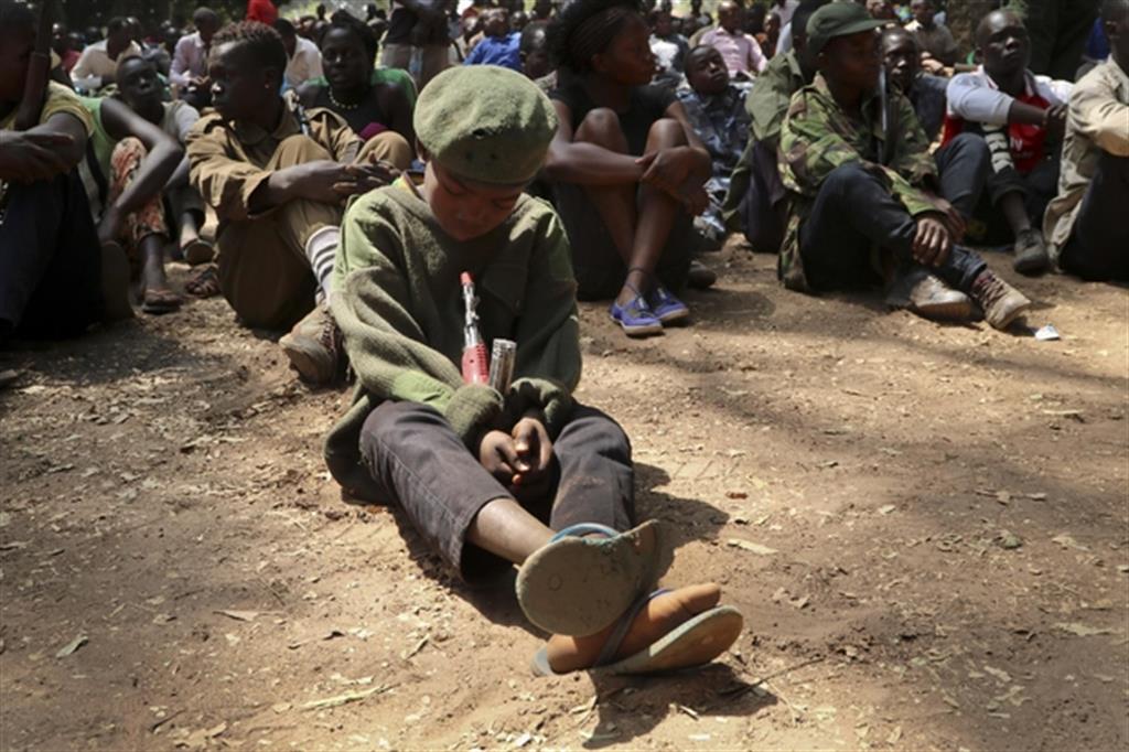 Bambini soldato reclutati da una delle fazioni in lotta an Yambio in Sud Sudan (Ansa/Ap)