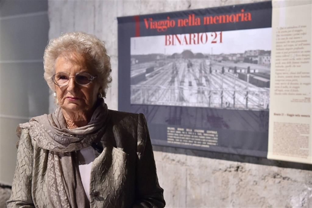 Liliana Segre nel memoriale della Shoa a Milano (Fotogramma)