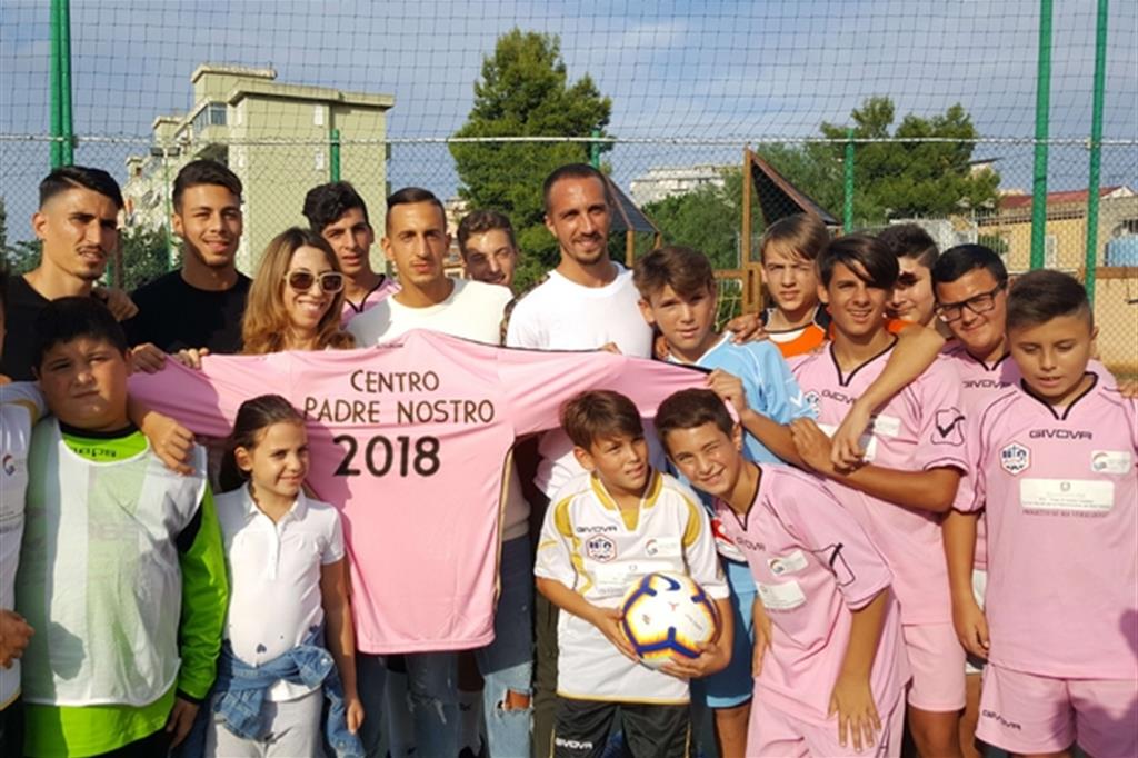 I ragazzi di Brancaccio con i calciatori del Palermo Calcio