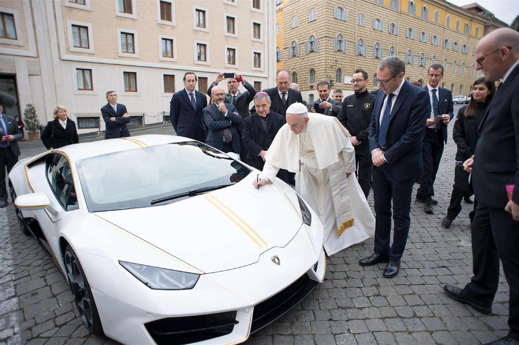 Il Papa autografa la Lamborghini il 15 novembre scorso (Osservatore Romano)