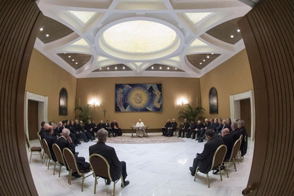 L'incontro di papa Francesco con i vescovi cileni in Vaticano il 15 maggio scorso (Ansa)