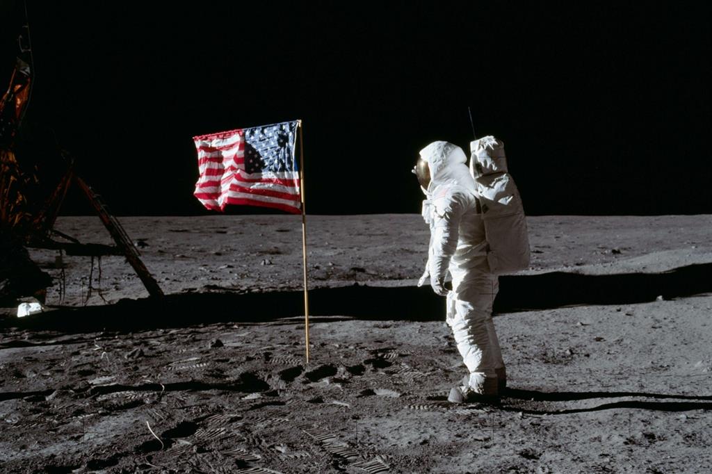 L'astronauta Neil Armstrong pianta la bandiera Usa sulla Luna vicino al Lem (Wikimedia Commons)