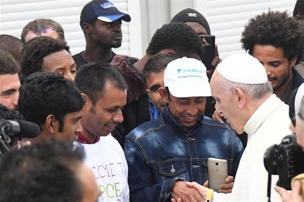Papa Francesco in un incontro con alcuni profughi a Bologna (Archivio Fotogramma)
