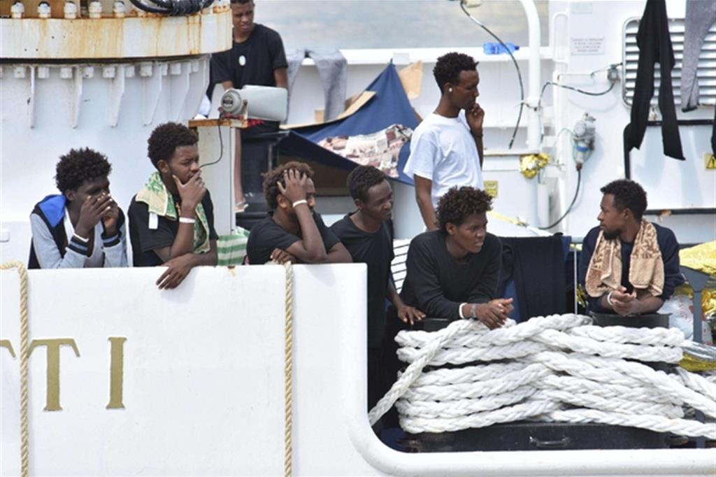 La nave Diciotti e i migranti a bordo al centro di un braccio di ferro politico, istituzionale e internazionale (Ansa)