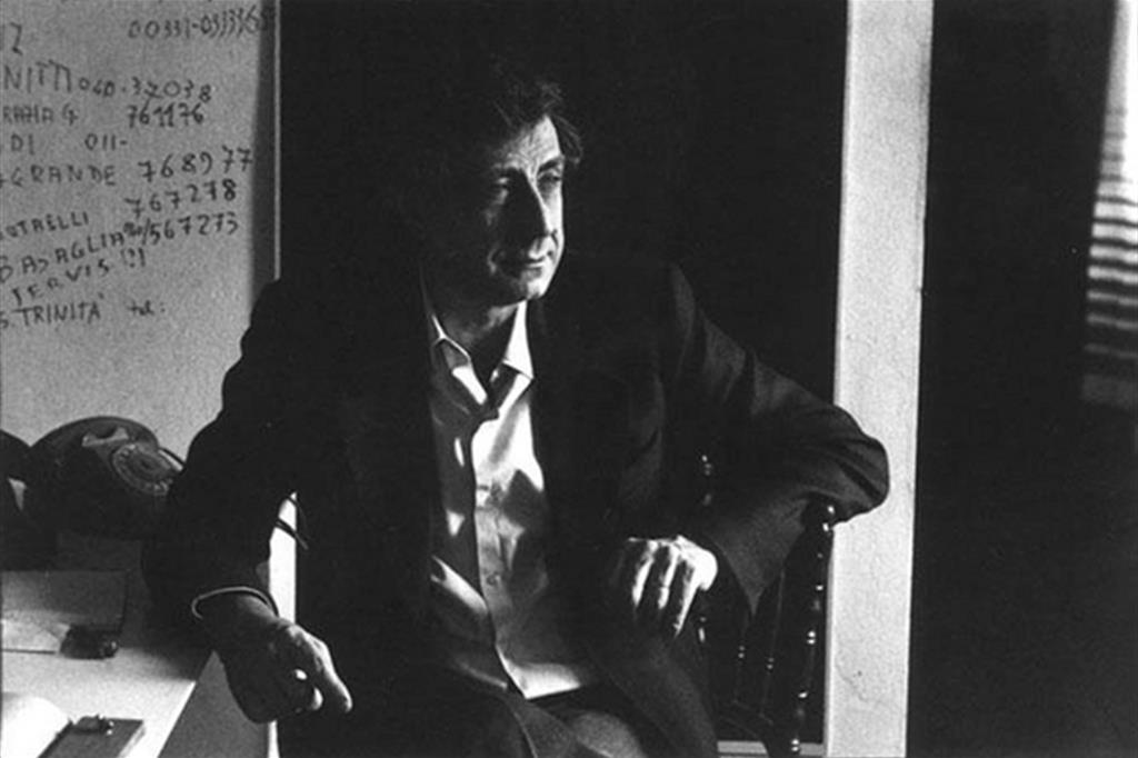 Franco Basaglia nel suo studio, in una foto del 1979 (Ansa)